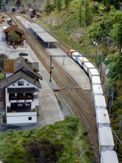 Ein Überblick auf die Bahnanlage von Filisur wie es sich ungefähr vom Greifenstein aus bieten würde.