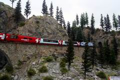 Die Ge 4/4 III 651 zieht den Glacier Express Richtung Preda. Auf dem Albulamodell führt die Strecke Richtung Waldsee/Thusis.