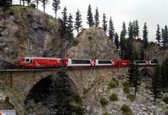 Die Glacier Express Ge 4/4 III 650 "Glacier Express" zieht eine moderne Glacier Express Komposition nach Chur