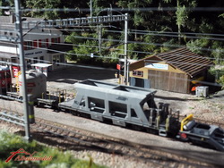 Bereits herrscht reger Betrieb. Die Loks können mit abgehobenem Pantografen fahren, die Fahrleitung wurde entsprechend gebaut.
