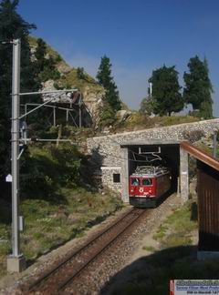 Unterhalb des Bahnkilometer 80.8 ist wie beim Vorbild das Rugnux Tunnelportal (und anschliessendem Albulaviadukt 1) zu finden.