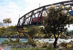 Die kleine Rote auf der Stahlbrücke bei Tavanasa