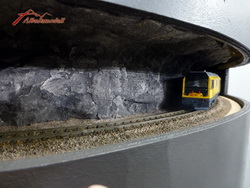 Der Tunnelabschnitt ist nicht sehr detailliert, dennoch mit Felswand und geschotterten Schienen.