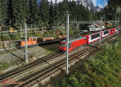 Auch der Glacier Express begrüsst den neuen Bahnhof herzlich und ohne Zwischenfälle.

